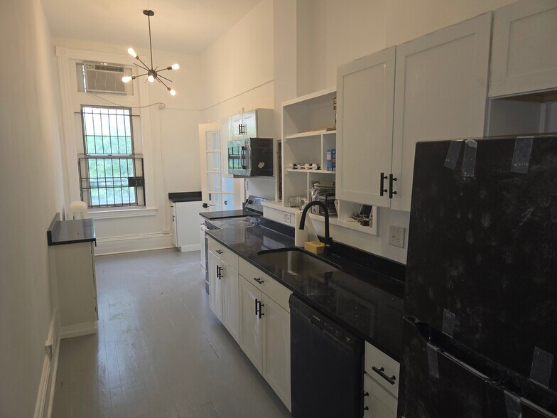 Building Photo - 359 Main St