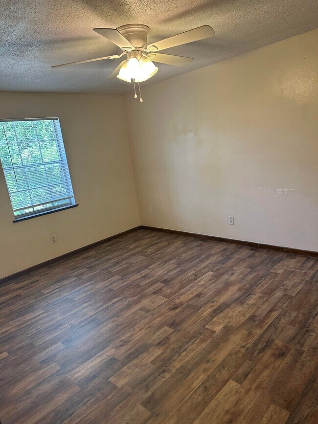 Building Photo - 324 S Lipona Rd