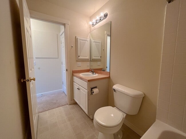 Building Photo - 2 Bed / 2.5 Bath Issaquah Highlands Townho...