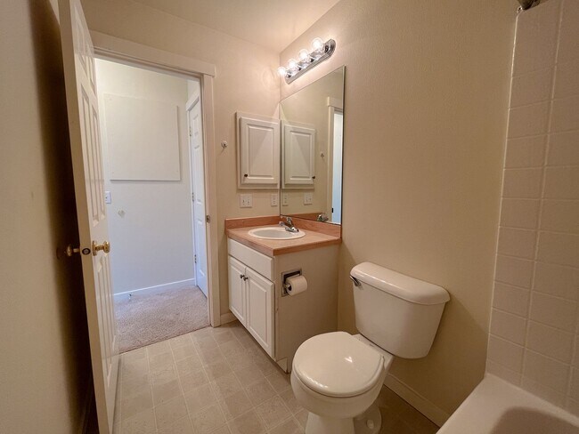 Building Photo - Huge, Updated 2 bed 2.5 bath Issaquah High...