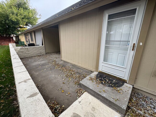 Building Photo - 2 bedroom 1.5 bathroom with large garage in Sparks. Washer and Dryer included!