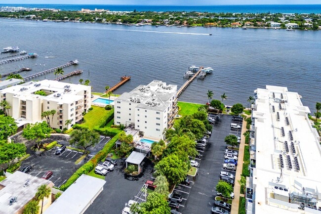 Building Photo - 1206 S Lake Dr