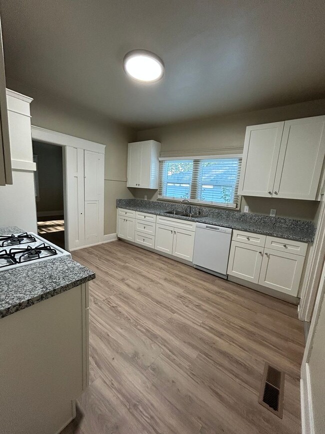 Building Photo - Newly Remodeled 2 Bed/1 Bath Home!