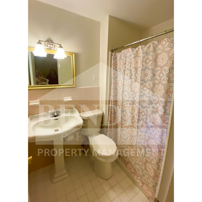 Building Photo - SINGLE FAMILY HOME IN THE CITY