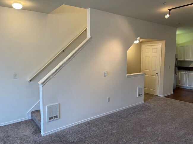 Building Photo - Extremely Gorgeous and Spacious 2 bedroom Condo