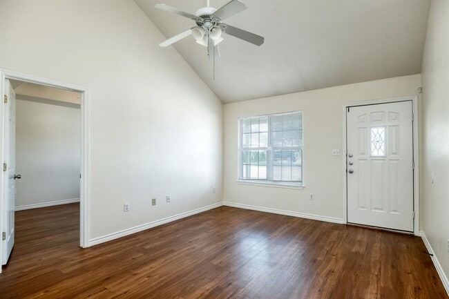 Building Photo - 108 Live Oak Cir