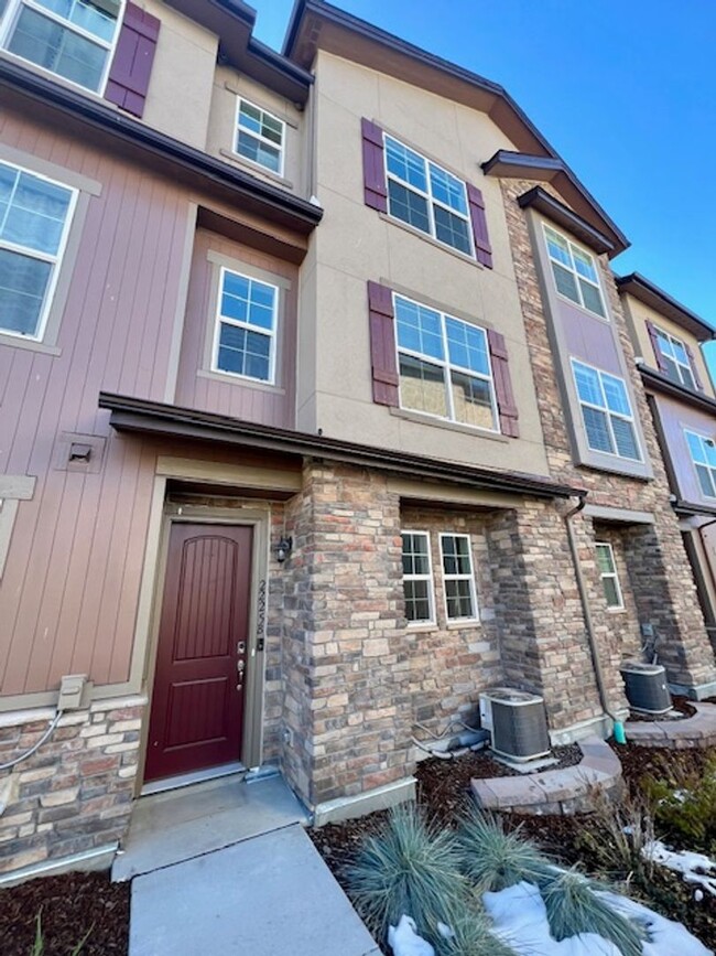 Building Photo - Stunning 2 Bed, 2.5 Bath Townhome