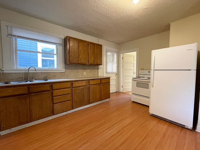 Building Photo - House Near Mississippi Ave with Fenced Yard