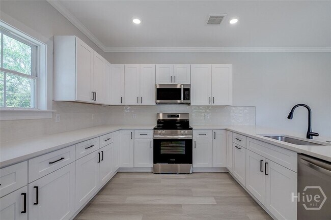 Building Photo - 1615 Le Grand St