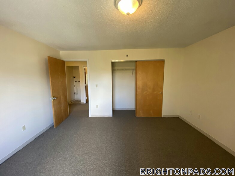 Building Photo - 152 N Beacon St