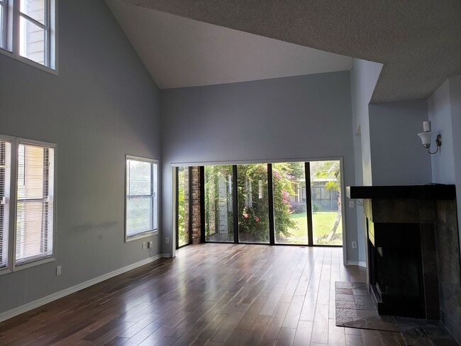 Building Photo - Spacious Townhome in the Heart of Dr. Phil...