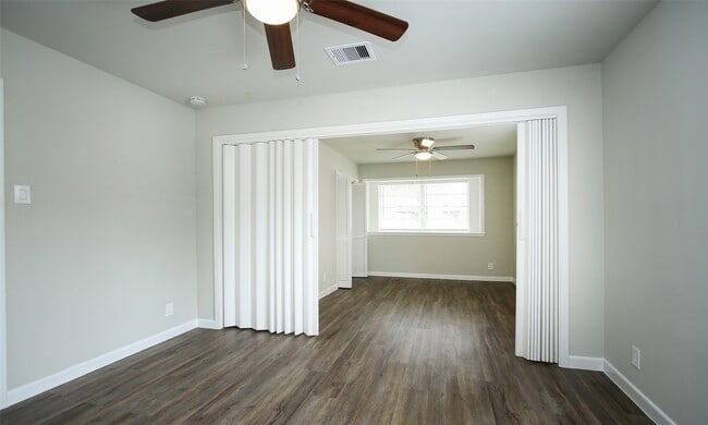 Building Photo - 9205 Vicksburg Ave