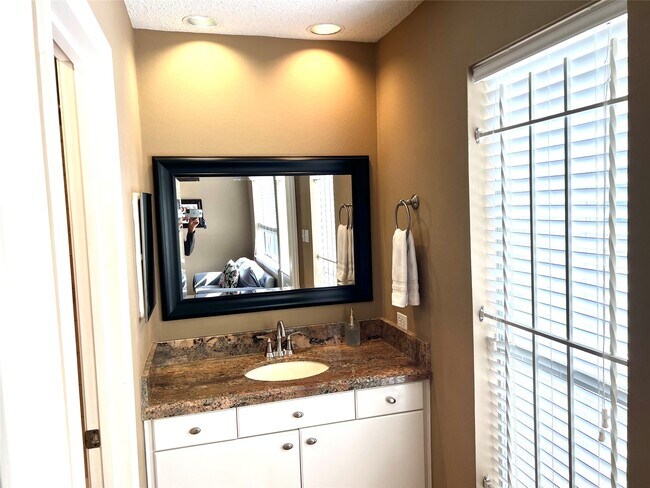 Building Photo - 1962 Augusta Dr