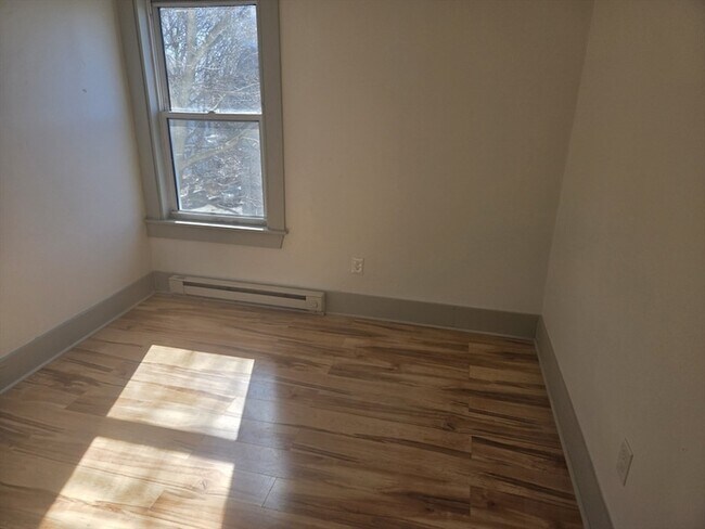 Building Photo - 40 Garnet St