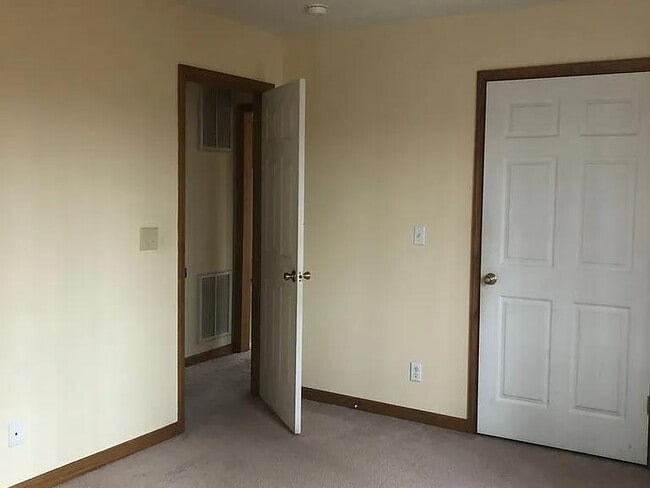 Building Photo - 118 Lily Dr