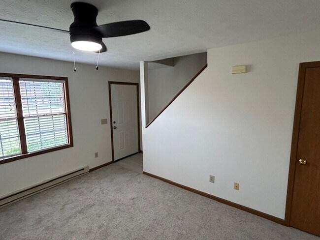 Building Photo - Updated 2 Bedroom and 1.5 Bath Townhome - ...