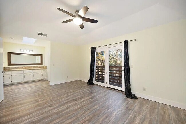 Building Photo - Beautiful 3BR/3BA Home on 1 Acre in Gated ...