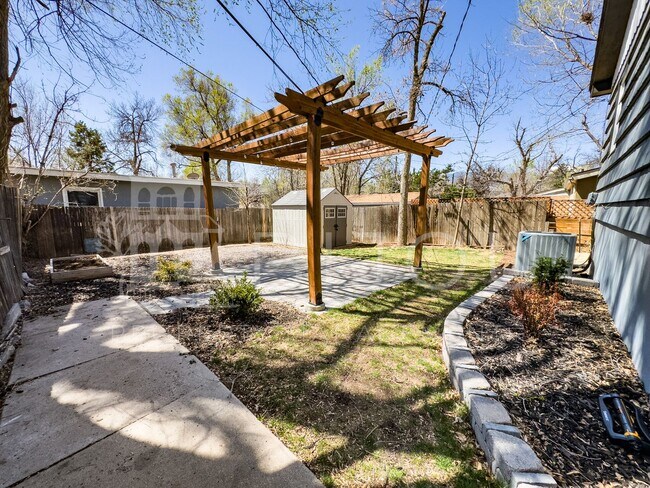 Building Photo - Downtown Ranch Home with View of Pikes Peak