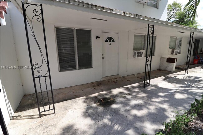 Building Photo - 915 NE 16th Terrace