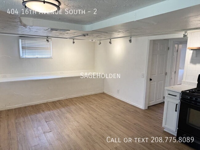 Building Photo - 404 16th Ave S