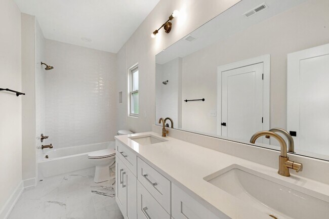 Building Photo - 1008 Fontaine Dr