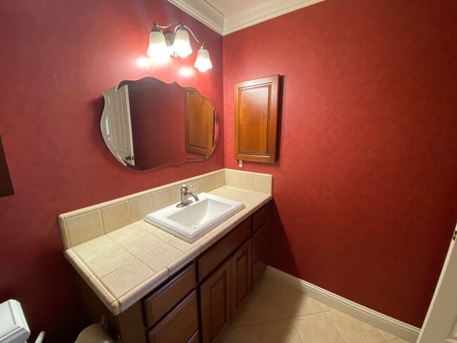 Building Photo - Beautiful Home with a Pool