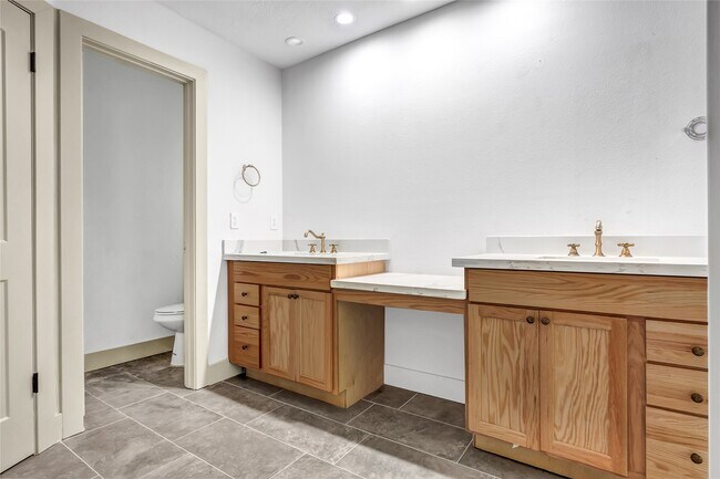 Building Photo - 10115 Kirkbluff Dr