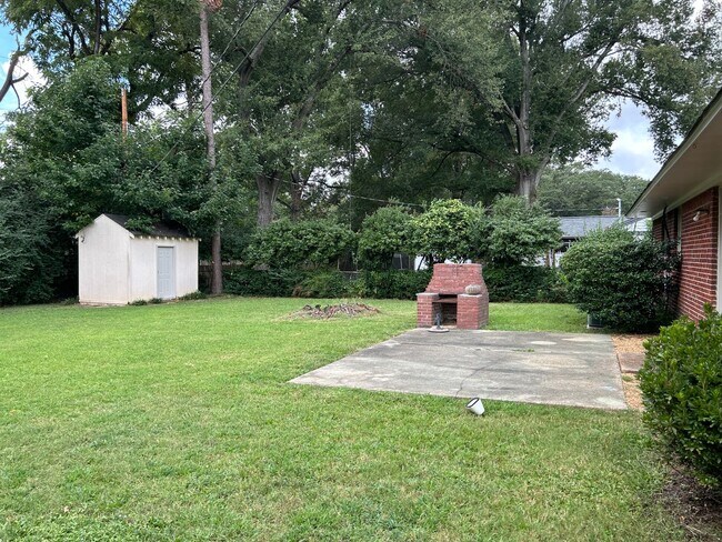 Building Photo - Great Street in East Memphis ! Renovated k...