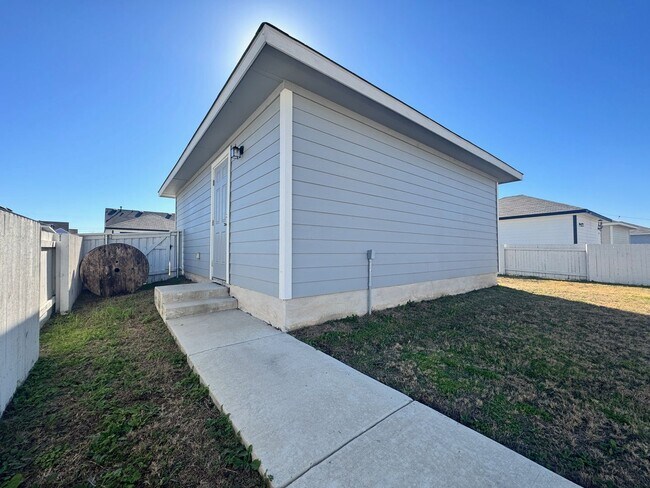 Building Photo - New & Modern Beach Like Home - 2/2.5 - Cas...