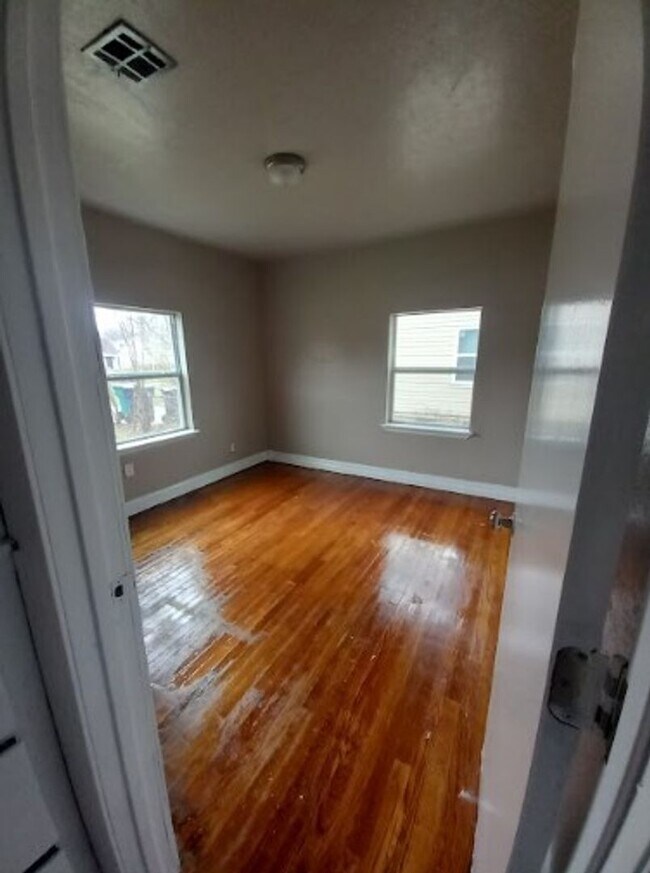 Building Photo - Cute 2 Bedroom Home!