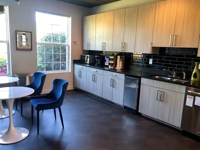 Building Photo - 102-L University Village