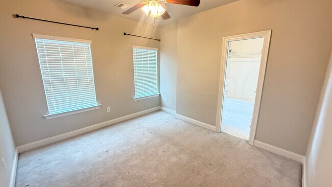 Building Photo - "Charming 3-Bed Townhouse Retreat with 2.5...
