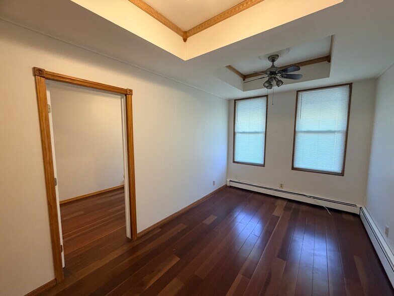 Building Photo - 44 W 7th St