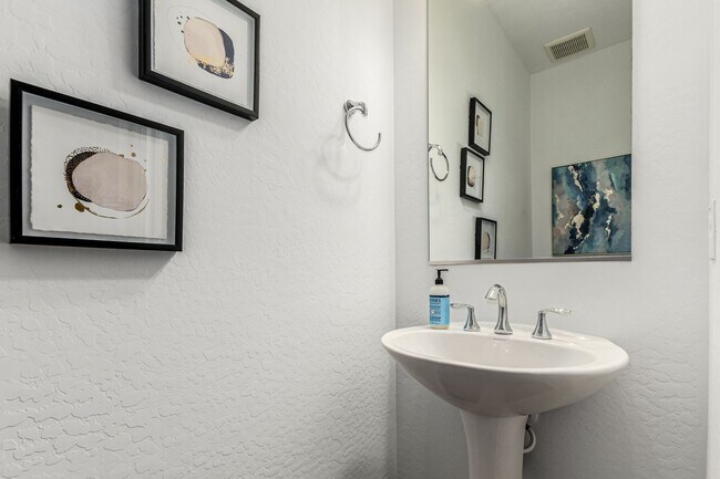 Building Photo - Luxury 2BR + Den Townhome in Amenity-Packed Community - Encanterra