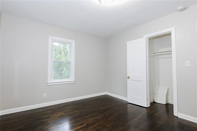 Building Photo - 1123 Graymont Dr SW