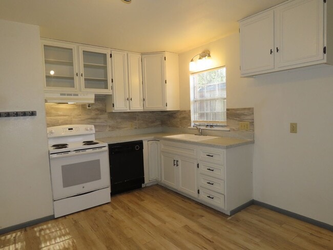 Building Photo - Charming 2 Bedroom, 1-1/2 Bath Duplex in T...