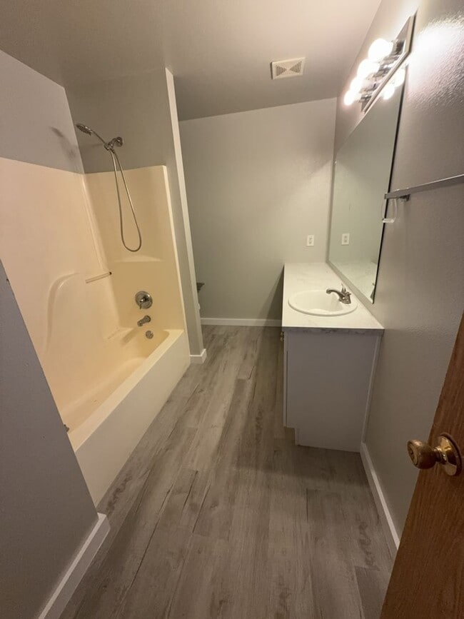 Building Photo - Cute 2 bedroom 1 bath Apartment