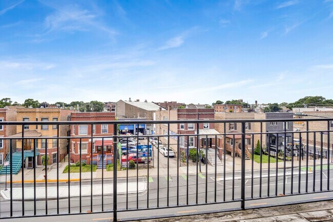 Building Photo - 2736 W Belmont Ave