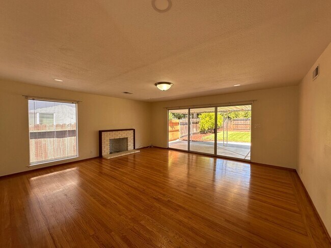 Building Photo - Updated 3/2 SFR w/ AC, BIG yard, move in r...