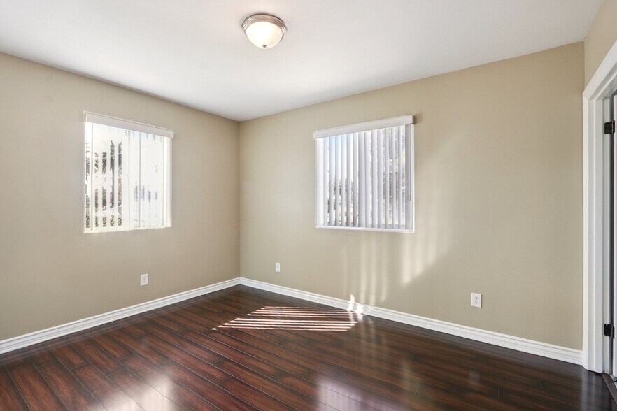 Building Photo - 1616 W 39th Pl