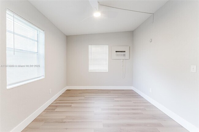 Building Photo - 1560 NE 42nd St