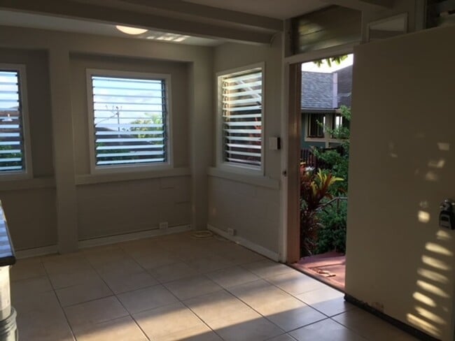 Building Photo - Kaimuki Studio!