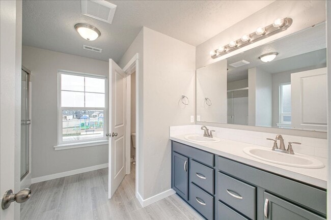 Building Photo - 2 Story Nampa Home!