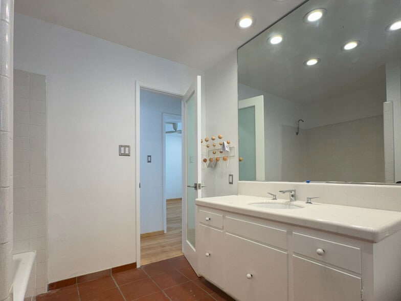 Building Photo - 8863 Lookout Mountain Ave
