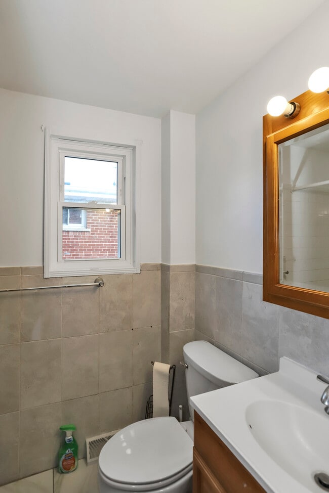 Building Photo - 4843 Elm St