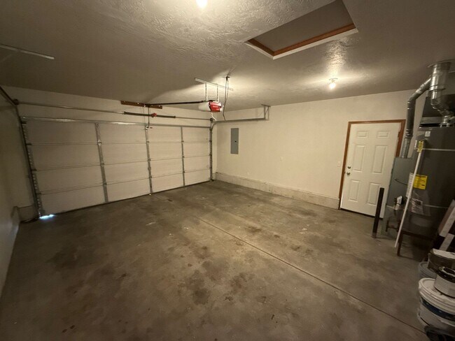 Building Photo - 5647 SW Windflower Dr