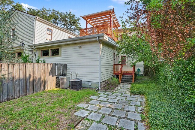 Building Photo - 2 Bedroom Charmer with Sundeck, Wood Floors, and High Ceilings