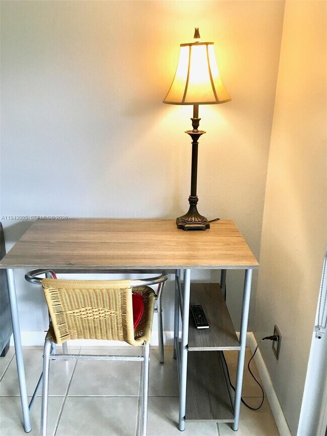 Building Photo - 9410 N Hollybrook Lake Dr