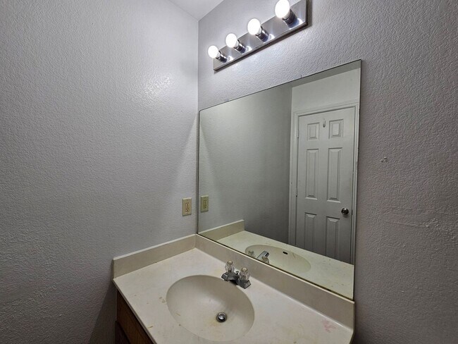 Building Photo - 3407 Toledo Dr