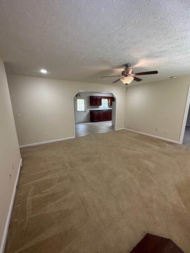 Building Photo - 3 Bedroom, 2 Bath Home Located in Manchester